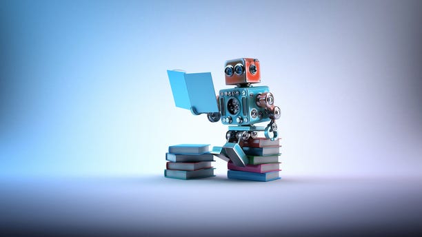 一个玩具机器人坐在一堆小书上读一本小书。